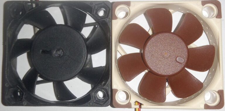 Links ist der AVC (Modell: DS04010B12U), welcher im DGS-1210 verbaut ist, rechts ein Noctua NF-A4x10 FLX - Vorderseite