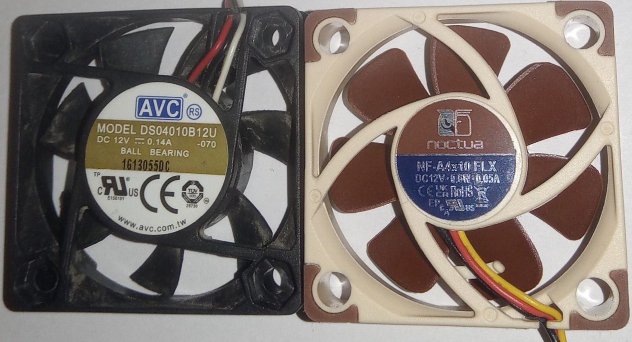 Links ist der AVC (Modell: DS04010B12U), welcher im DGS-1210 verbaut ist, rechts ein Noctua NF-A4x10 FLX - Rückseite
