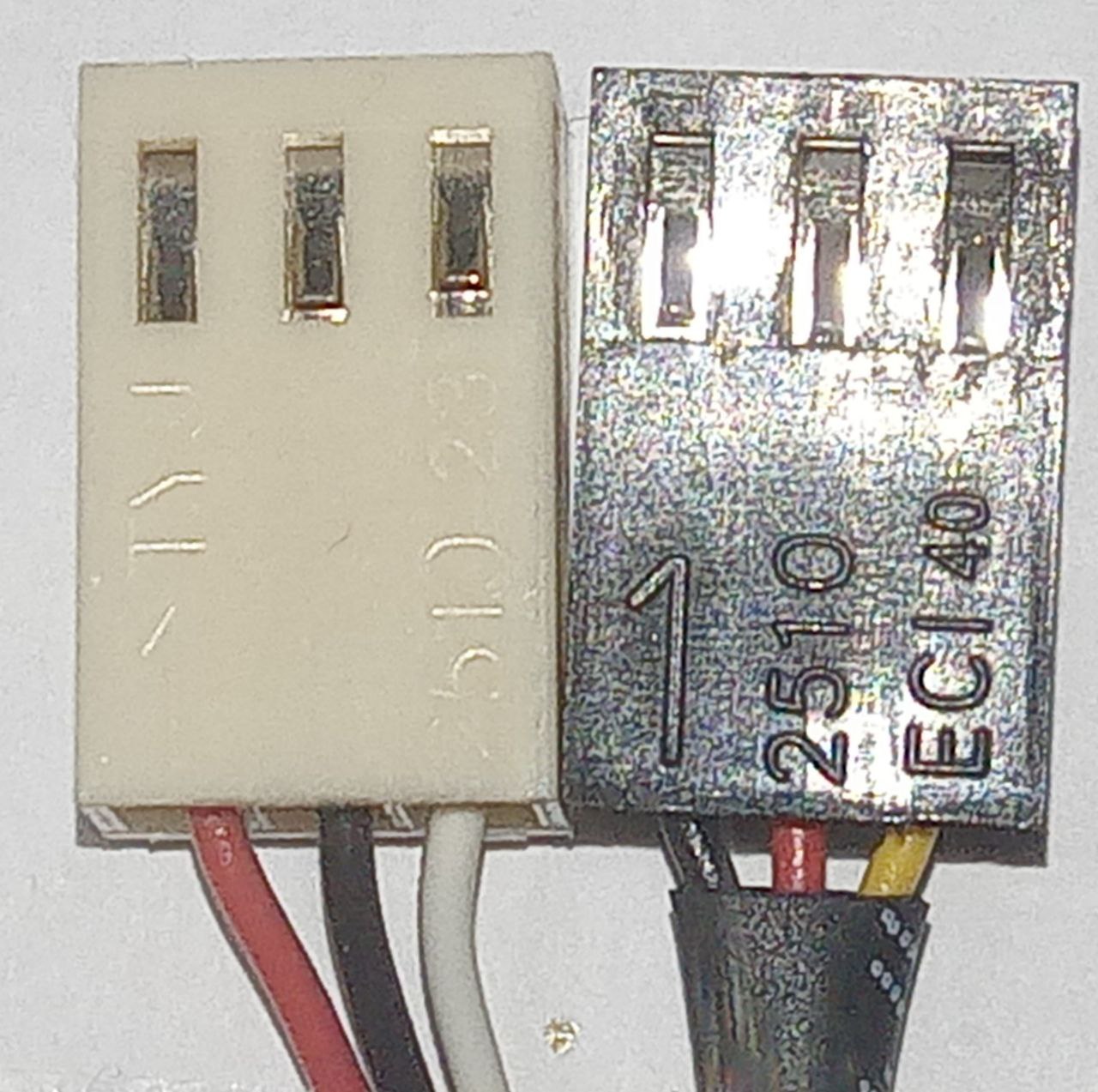 Stecker: Links ist der AVC (Modell: DS04010B12U), welcher im DGS-1210 verbaut ist, rechts ein Noctua NF-A4x10 FLX